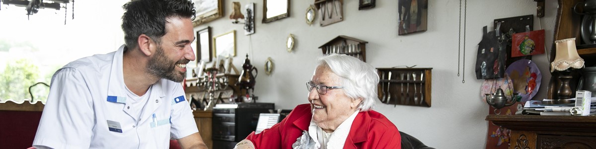 Leerling thuis op bezoek bij oudere dame