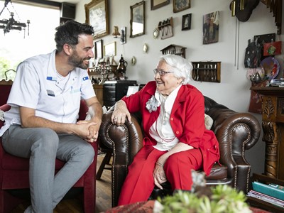 Leerling thuis op bezoek bij oudere dame