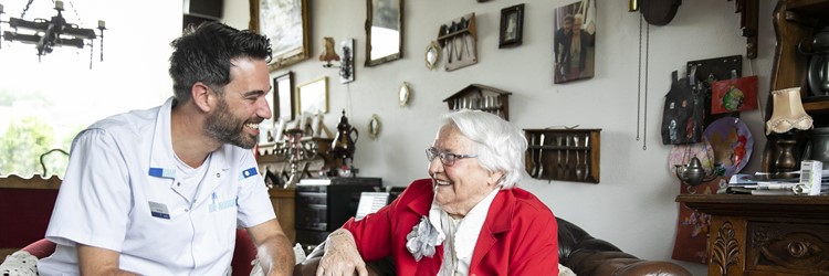 Leerling thuis op bezoek bij oudere dame