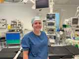 Operatieassistent Tessa Butter Staat In Haar Blauwe Operatie Uniform In Een Operatiezaal