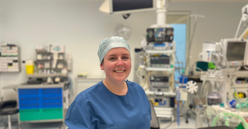 Operatieassistent Tessa Butter Staat In Haar Blauwe Operatie Uniform In Een Operatiezaal