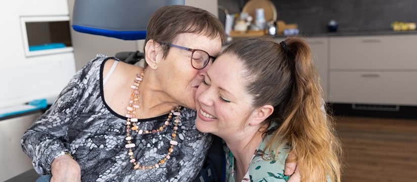 Bewoner Geeft Naaste Een Kus