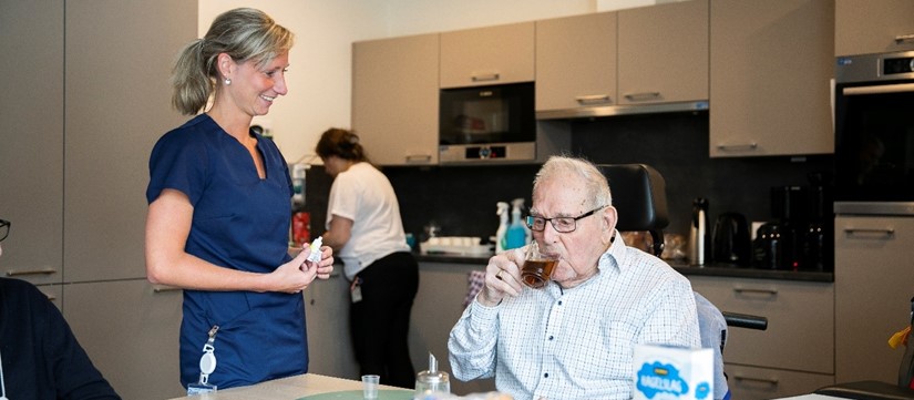 Man Met Kopje Thee En Zorgmedewerker