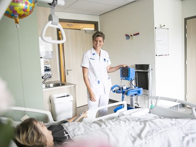 Leerling Verpleegkundige Marieke Kletst Met Een Patiënt